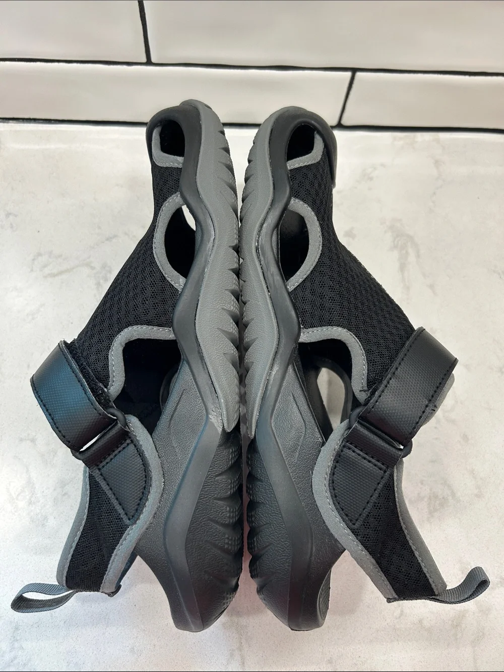 CROCS Swiftwater Mesh Deck Sandal Athletic Men’s Size 10 Black & Gray NEW